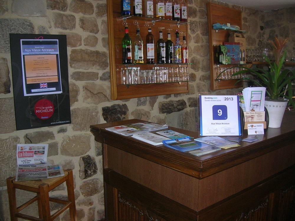 Aux Vieux Arceaux Hotel Mercuer Exterior photo